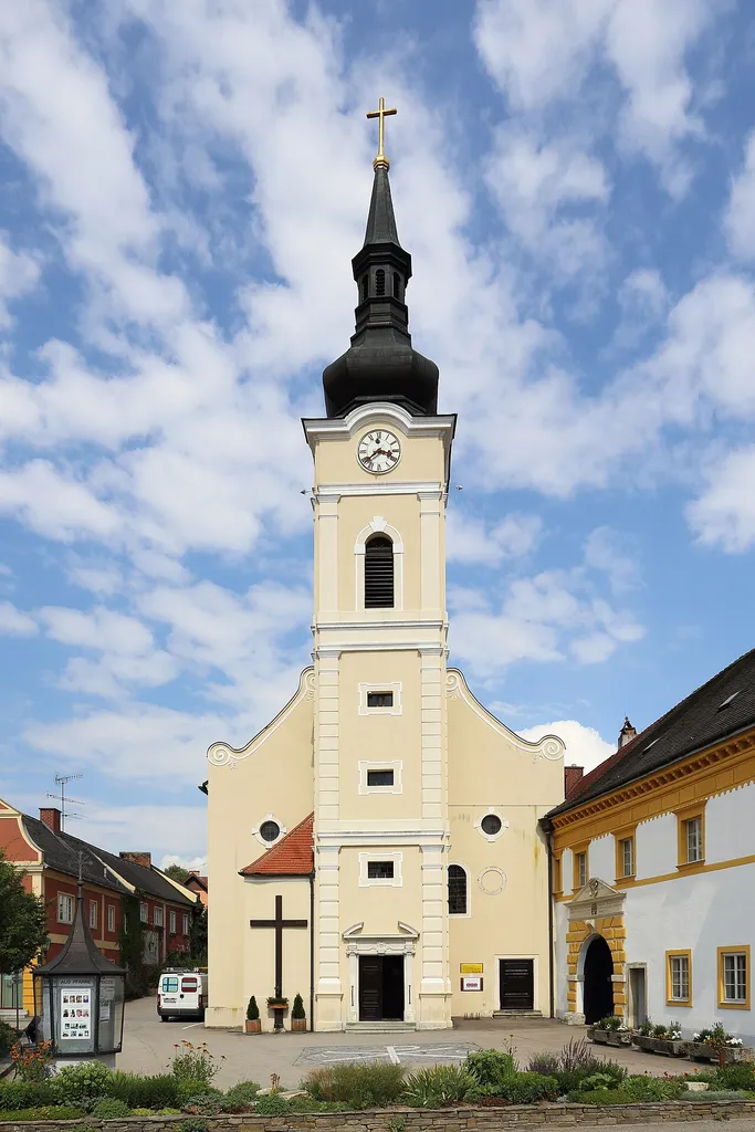 Katholische Pfarrkirche hll. Simon und Thaddäus in der niederösterreichischen Marktgemeinde Gars am Kamp. Nach Bränden 1620 und 1724 wurde die Kirche in den Jahren 1724–1724 unter Verwendung älterer Teile und des Chores als barocke Saalkirche neu errichtet.