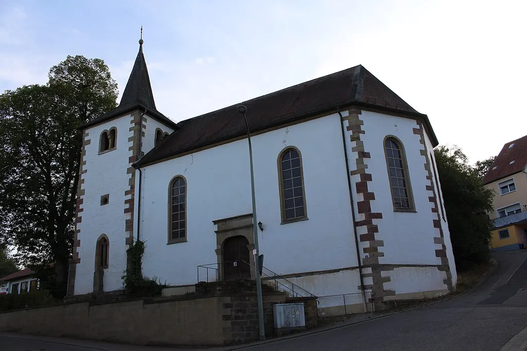 Saalbau, bezeichnet 1727, spätmittelalterlicher Chor, darüber Glockenturm um 1600; Pfarrergrabstein, 1741