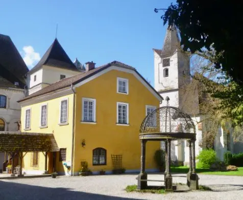 Schloss_Hagenau_-_Kirche_St._Nikolaus_und_Brunnen This media shows the protected monument with ObjektID 37387 in Austria. (Commons, de, Wikidata)