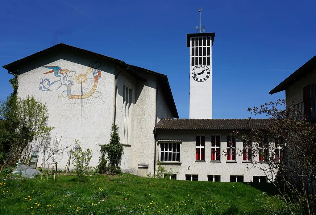 Kirche Wabern von Südwesten, mit Turm und Gemeindesaal