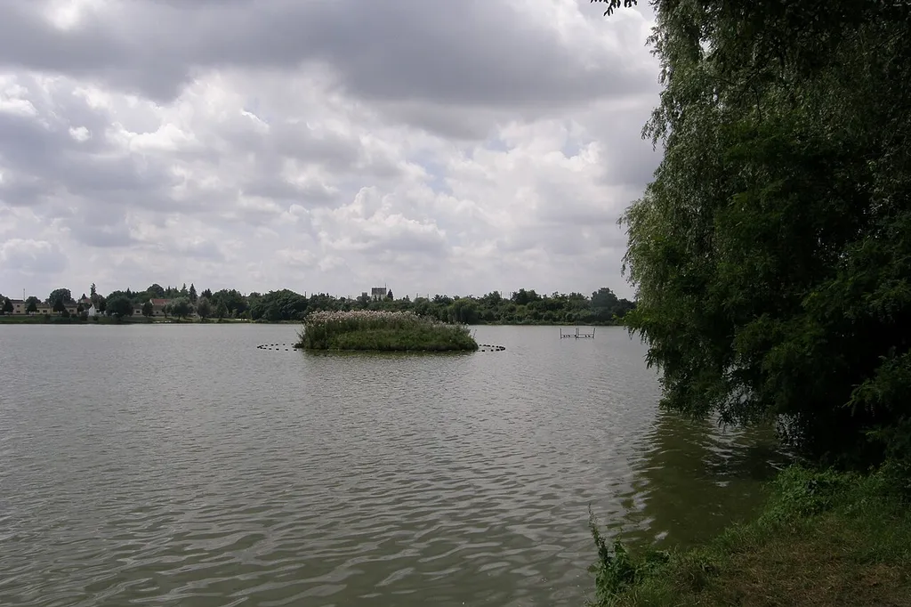 Hügelgrab im Bernhardsthaler See, die ehemalige Siedlung ist unter Wasser
