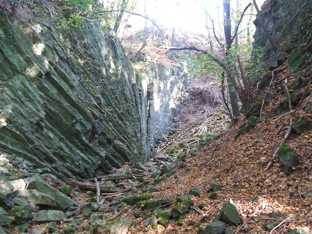 Basaltschlucht südlich der keltischen Wallanlage Oppidium Dornburg