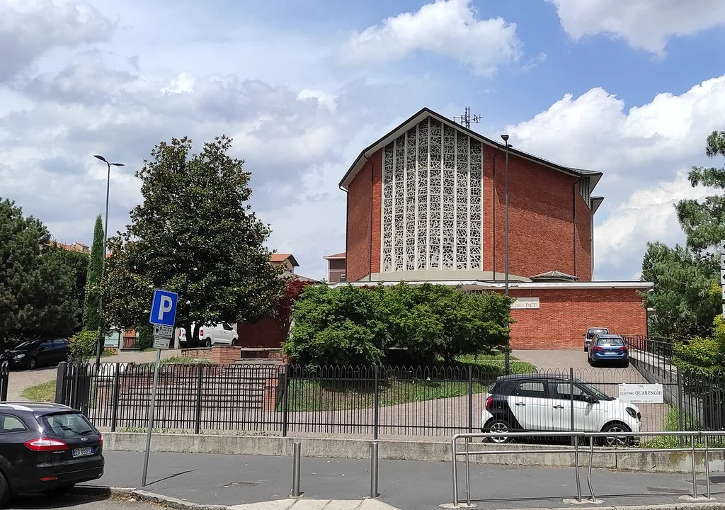 Facciata della chiesa di Maria Regina Pacis nel quartiere Gallaratese a Milano