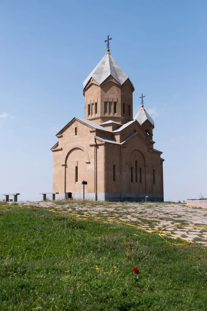 Սուրբ Վարդան եկեղեցին ամռանը, գյուղ Վերին Սասնաշեն, Արագածոտնի մարզ