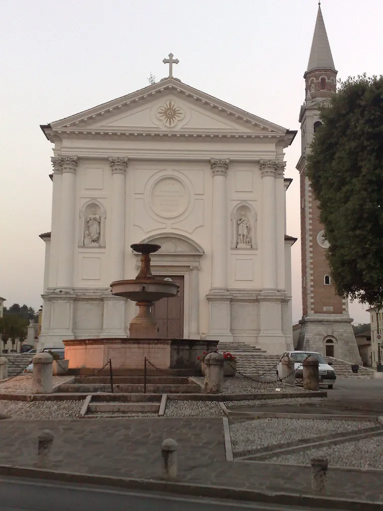 Piazza di Crespano del Grappa con fontana e Duomo