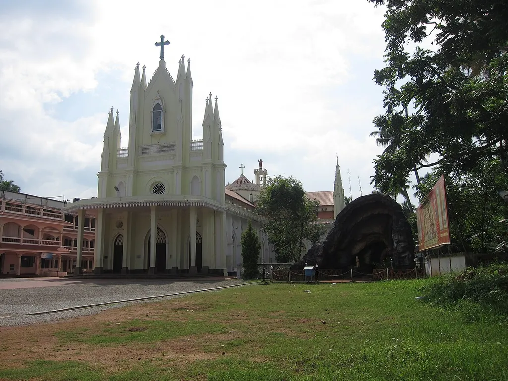 Mala St. Stanislaus Forane Church, Irinjalakuda Diocese, Thrissur District, Roman Catholic Syro Malabar, Estd. 1840. മാള സെന്റ് സ്റ്റനിസ്ലാവോസ് ഫൊറോന പള്ളി, ഇരിങ്ങാലക്കുട രൂപത, തൃശ്ശൂർ ജില്ല, റോമൻ കാത്തലിക് സീറോ മലബാർ, 1840 സ്ഥാപിതം.
