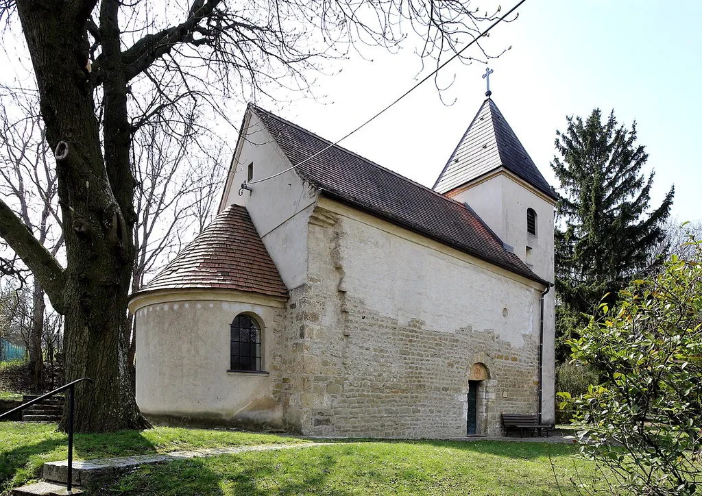 Nordostansicht der katholischen Filialkirche hl. Maria Magdalena in Königsbrunn, ein Ortsteil der niederösterreichischen Marktgemeinde Enzersfeld im Weinviertel. Die romanische Saalkirche aus dem 12./13. Jahrhundert wurde im Zuge des II. Weltkrieges stark beschädigt und von 1953 bis 1956 wiederaufgebaut (großteils rekonstruiert).