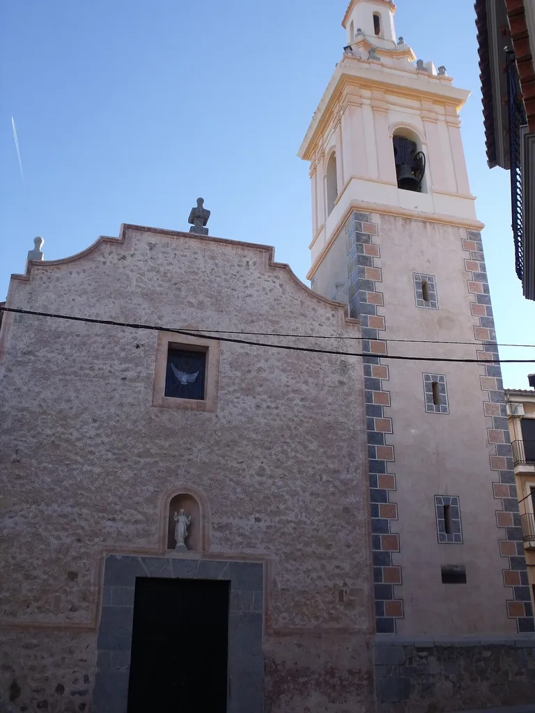 Façana i campanari de l'església parroquial del Salvador