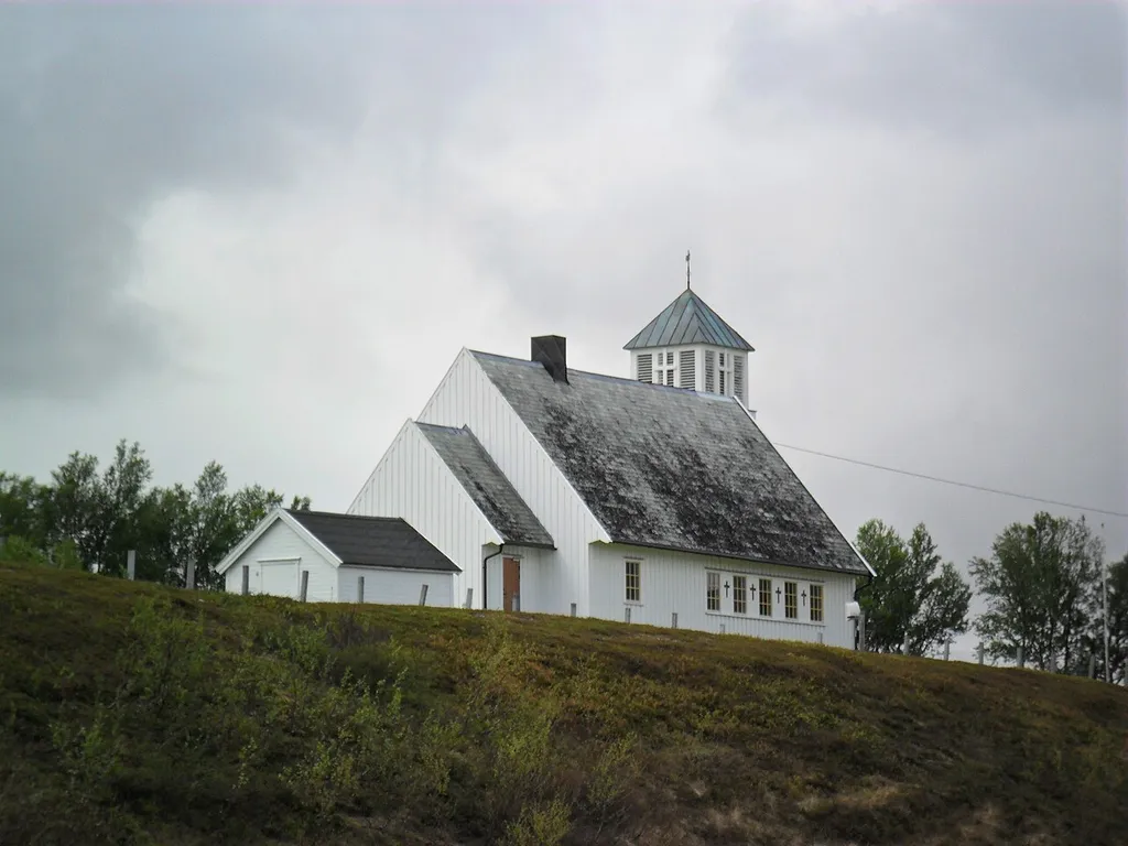 Kokelv kirke i Kvalsund kommune, Finnmark. Reist av tyskere efter krigen som en forsoningsgave.