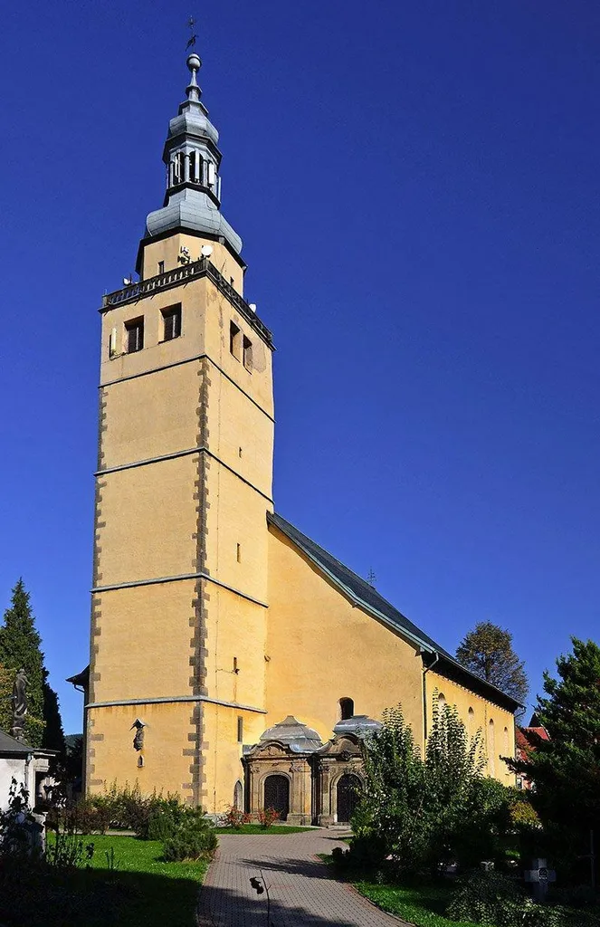 Kościół Najświętszej Marii Panny Kościół ma krzywą wieżę co widać na każdym z ujęć (nie jest to wada zdjęcia)