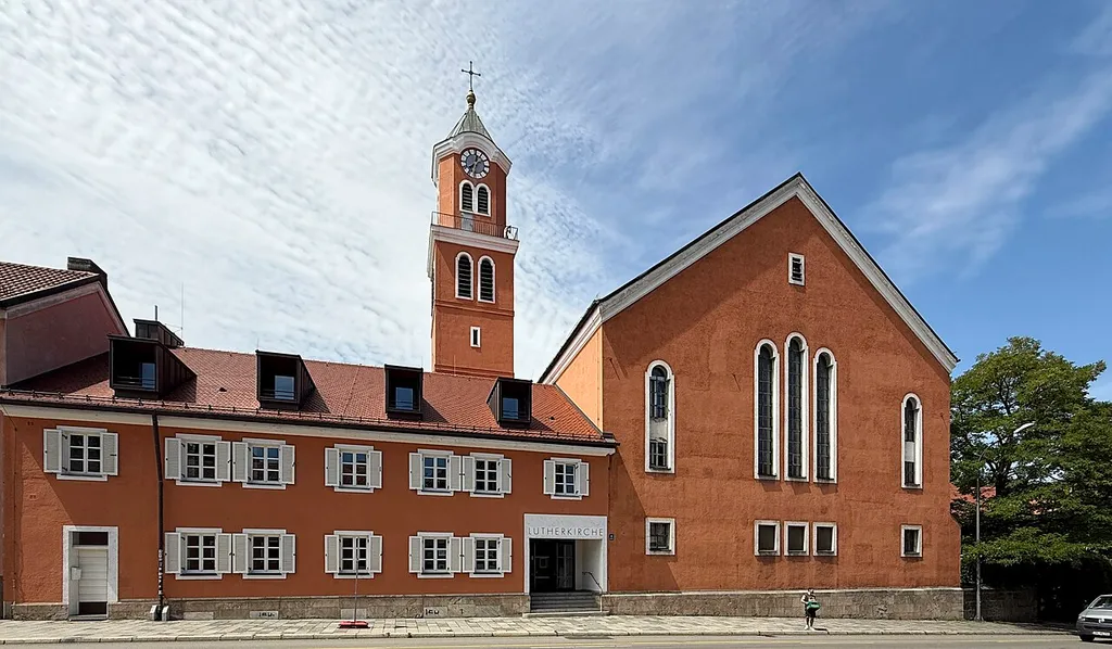 Lutherkirche in München Giesing außen und innen