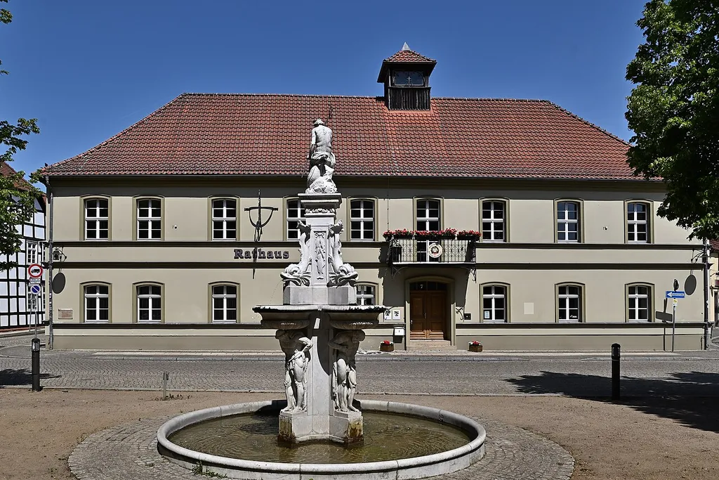 Rathaus Osterburg mit Neptunbrunnen