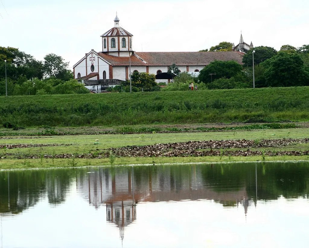 Vista de la catedral de la Virgen del Pilar reflejada en las aguas del arroyo Ñe´embucú.