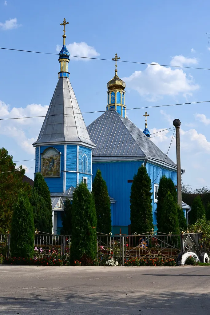 Церква Різдва Богородиці (дер.) (18-19 ст.) - вигляд з північного заходу - Ратне (вул. Шкільна) Волинська область Україна