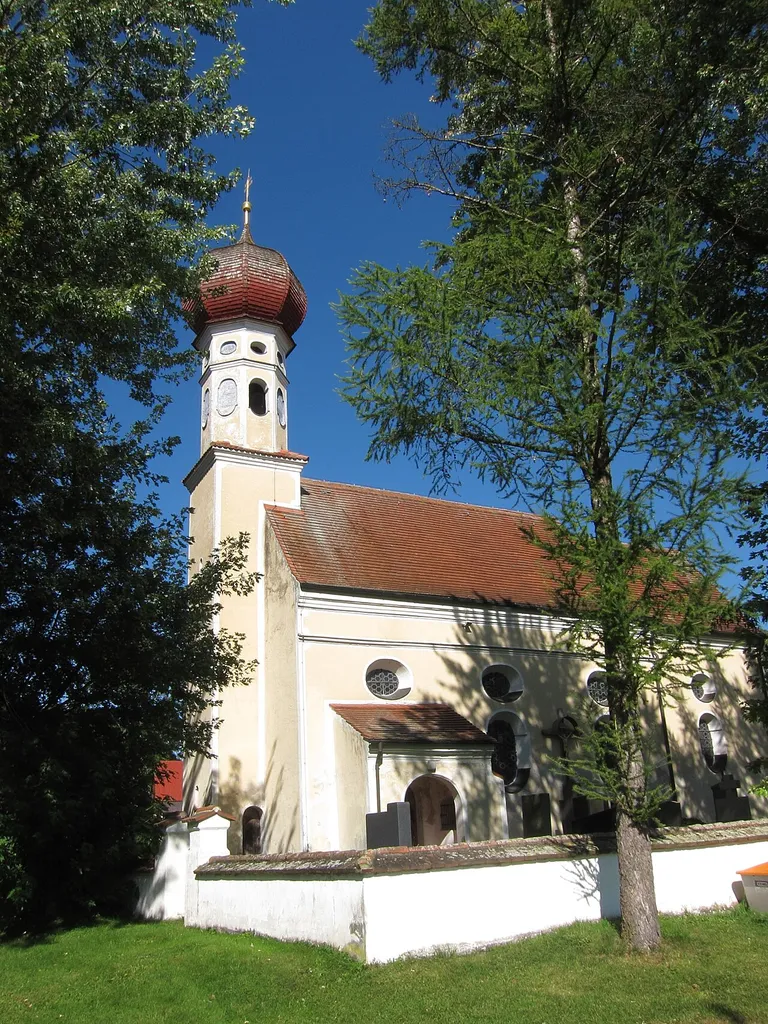 Kath. Filialkirche St. Jakobus, Saalbau mit Zwiebelturm in barocken Formen, von Anton Kogler, um 1720/30; mit Ausstattung.