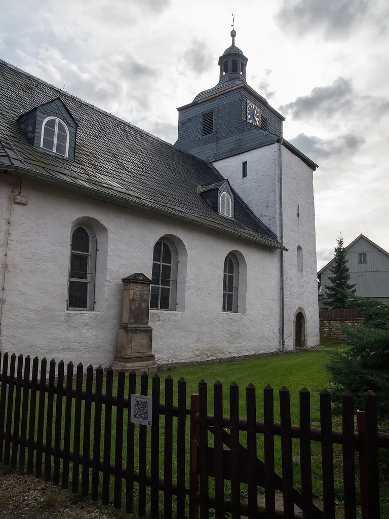 Dorfkirche Wienrode (Stadt Blankenburg, Landkreis Harz; Sachsen-Anhalt) QR code am Zaun