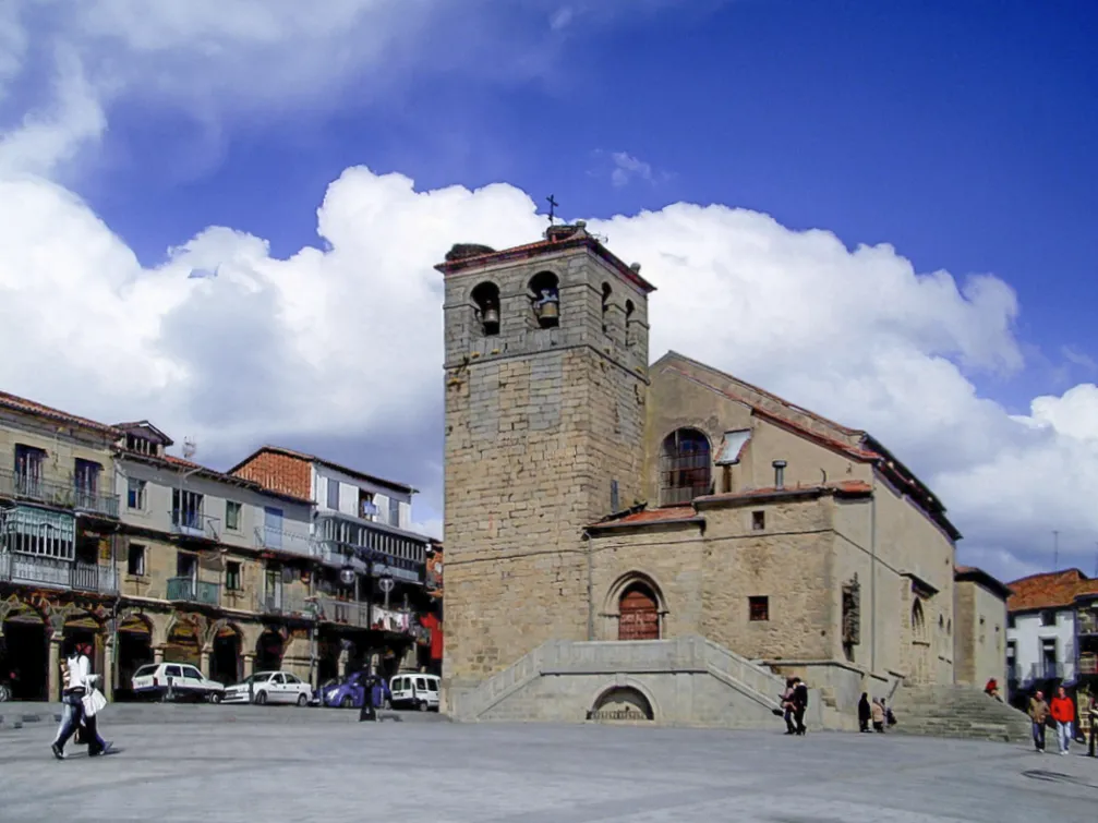 Iglesia de El Salvador de Béjar, situada en la Plaza Mayor de la localidad y frente al Palacio ducal de Béjar. Provincia de Salamanca (España).
