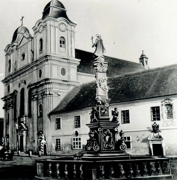 Biserica Piaristilor si Statuia Fecioarei Maria la 1859 - Piarista templom Kolozsvárott 1859-ben.mw-parser-output .monument-istoric{width:400px;max-width:100%;margin:1px;padding:2px;background-color:#800000;color:#fff;text-align:initial;font-size:0.75em;line-height:1.1em}.mw-parser-output .monument-istoric td:first-child{width:26px;height:26px}.mw-parser-output .monument-istoric a{color:yellow}.mw-parser-output .monument-istoric-code a{color:inherit} This is a photo of a historic monument in județul Cluj, classified with number CJ-II-m-A-07499.