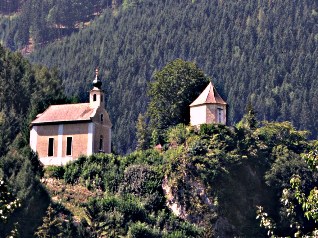 Kath.Filialkirche St.Petrus am Gradstein (links), Kreuzkapelle (rechts)