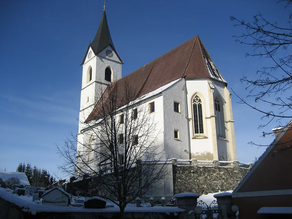 Kath. Pfarrkirche hl. Jakobus d. Ä. mit Friedhof, davor an der Mauer das Kriegerdenkmal.