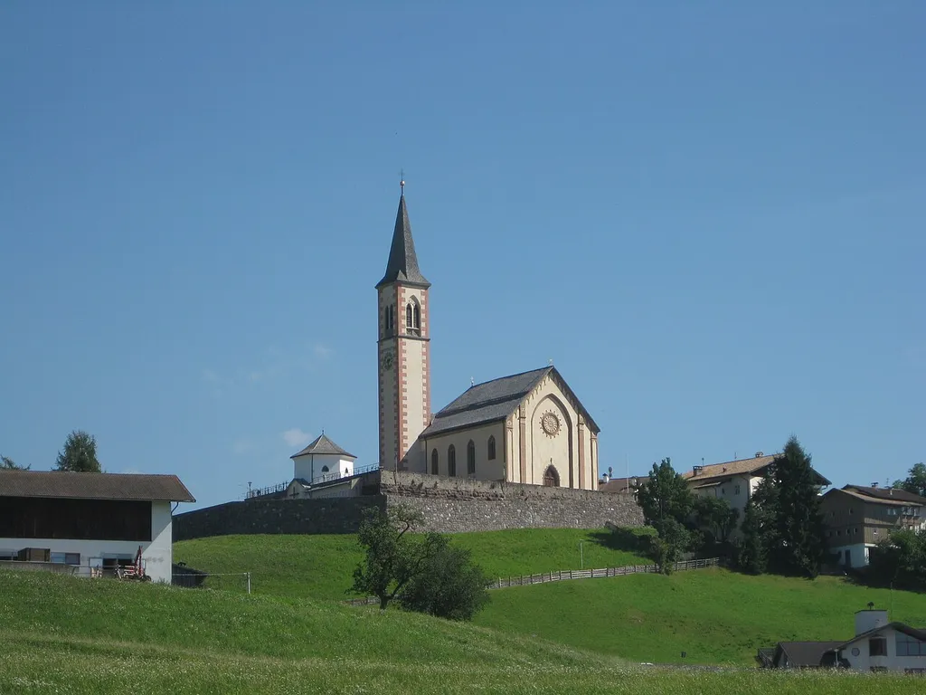 Pfarrkirche zum Heiligen Kreuz und St. Jakob und Helena mit Friedhofskapelle und Friedhof in Aldein