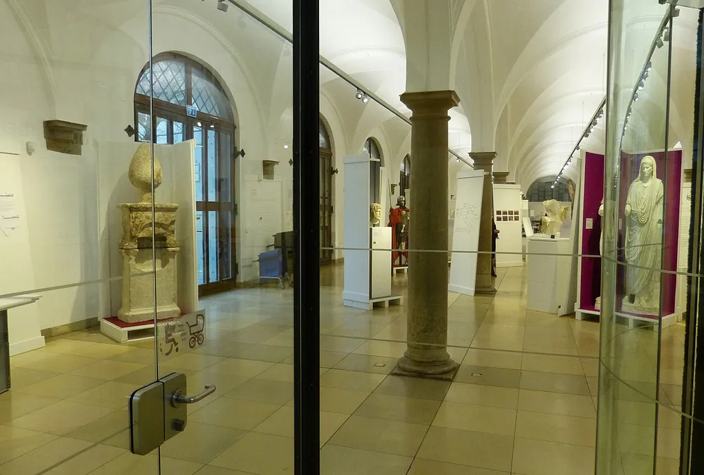 Ausstellung "Römerlager. Das römische Augsburg in Kisten" des Römischen Museums Augsburg, in der Toskanischen Säulenhalle des Zeughauses. Blick durch die Eingangstüre.