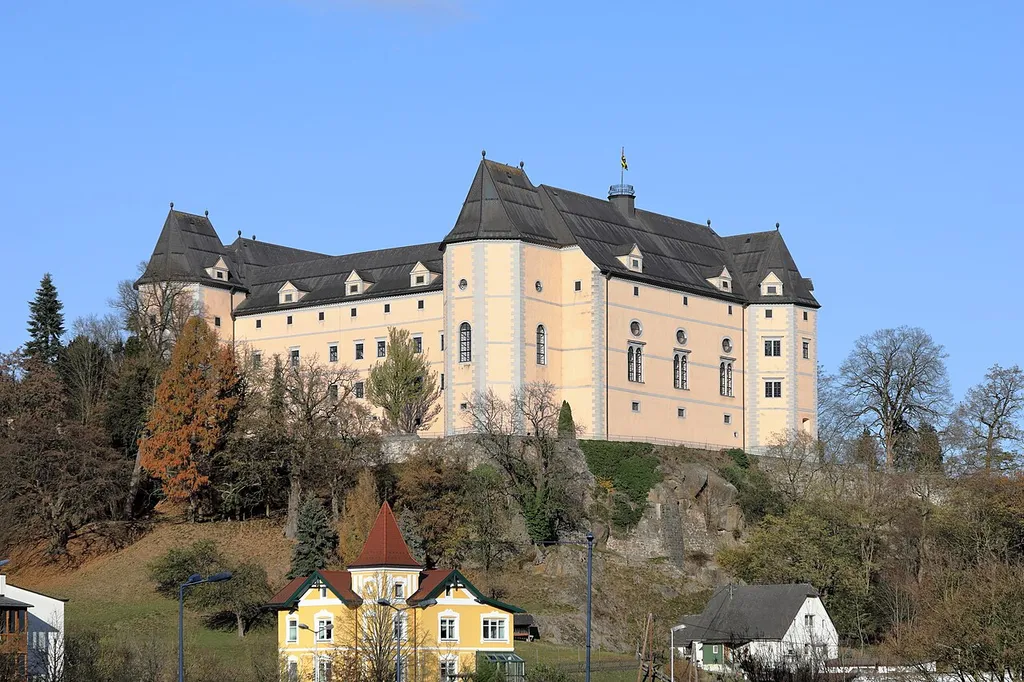 Südwestansicht des Schlosses Greinburg in der oberösterreichischen Stadtgemeinde Grein. Ein spätgotischer vierflügeliger Bau in beherrschender Lage, unmittelbar an der Donau im Strudengau.