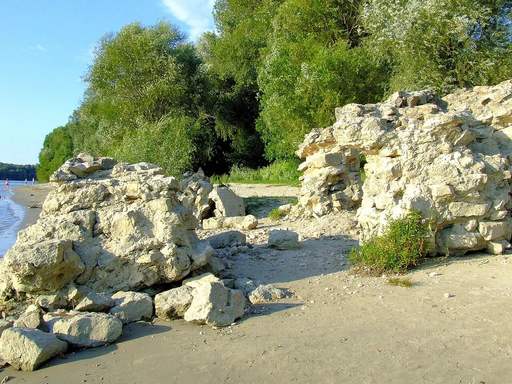 A 370-es évek első felében épült Contra Florentiam kikötőerőd maradványai Dunafalván