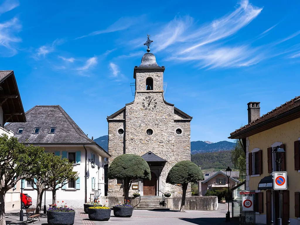L'église Saint-Jean-Baptiste et la place de l'église de Massongex.