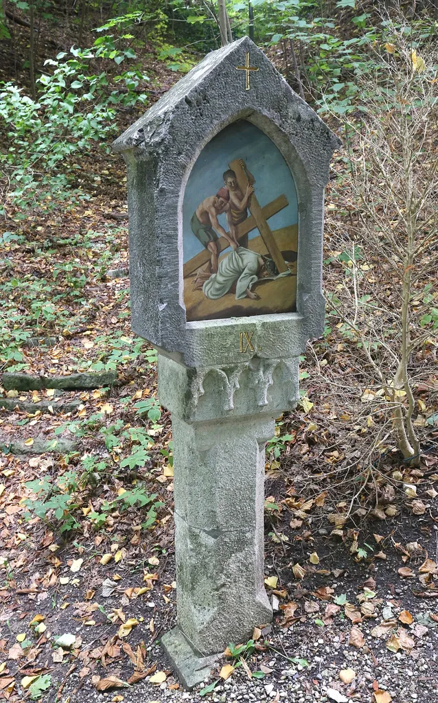 Karmeliterweg, Mainburg; Kreuzweg, 14 Stationen, ädikulaartige Bildstöcke mit spitzbogigen Bildfeldern, auf Pfeilern mit Blendmaßwerken, neugotisch, 1854