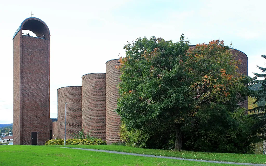 Åssiden kirke er en langkirke fra 1967 i Drammen kommune, Buskerud fylke. Foto tatt fra posisjonen: N59³45'06" E010³09'44" (WGS84).