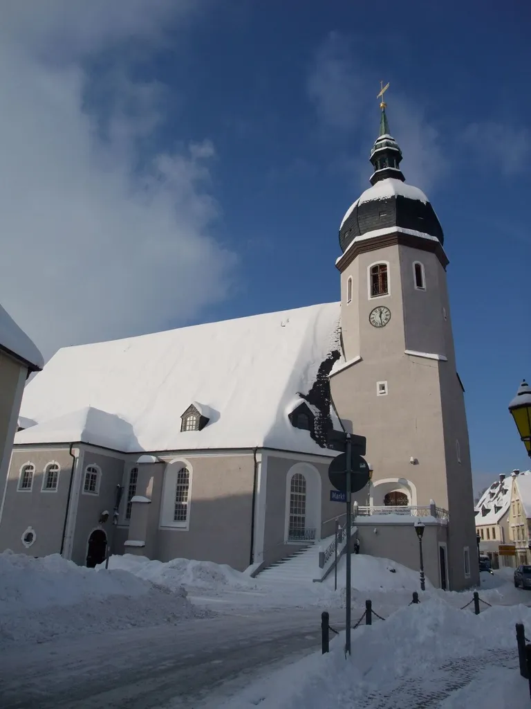 Die Stadtkirche in Olbernhau von Südwesten gesehen.