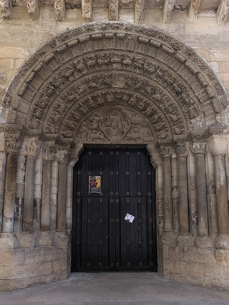 Portada (s. XII) de los pies de la iglesia,