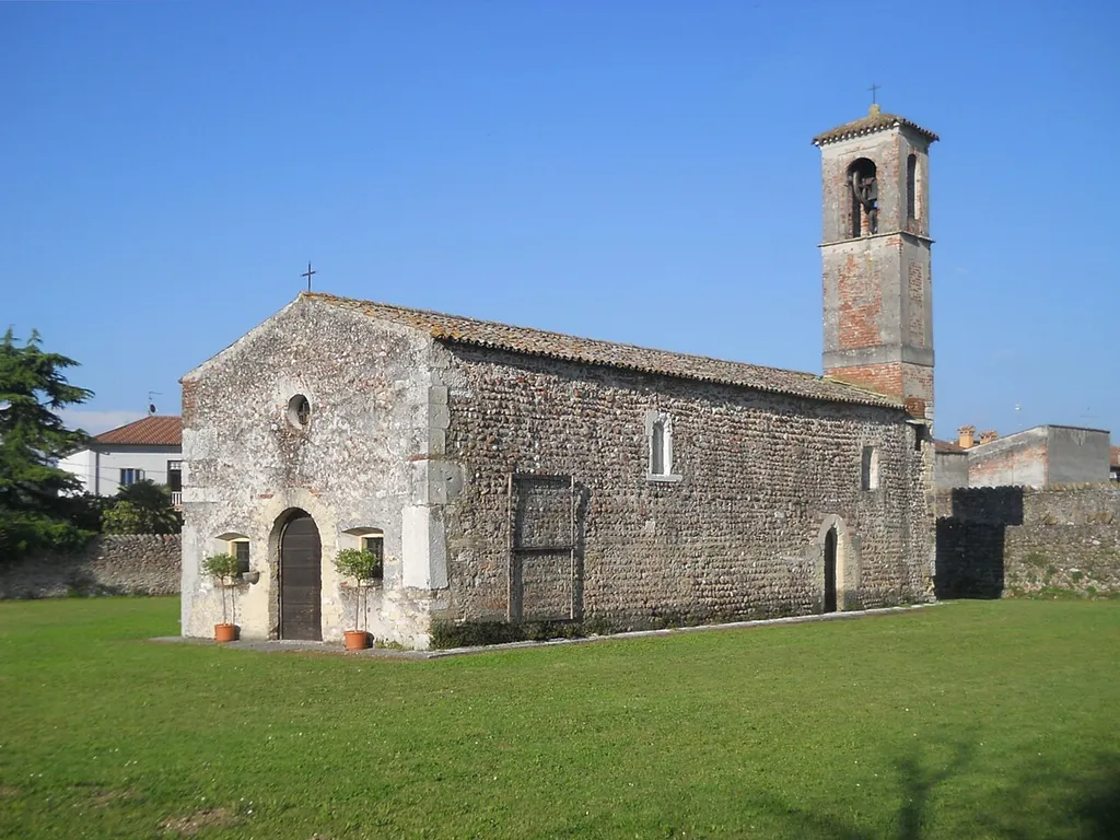 Esterno della chiesa romanica di San Michele Arcangelo a Pescantina (provincia di Verona)