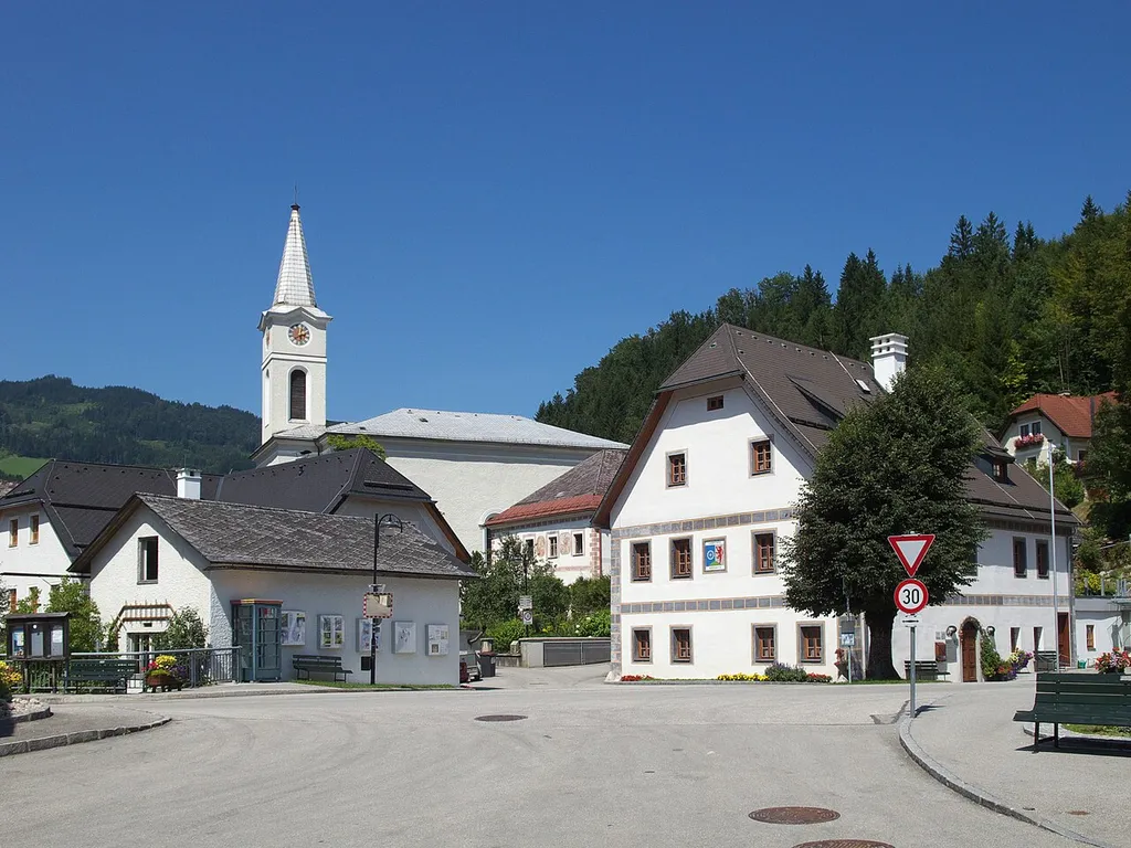 Center of Opponitz with church of Saint Kunigunde and municipal office.