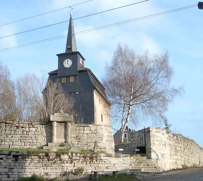 Evangelisch-Lutherische Kirche in Rippersroda, Thüringen. Im Vordergrund ist eine Gedenktafel für die Gefallenen des 1. Weltkrieges zu sehen.