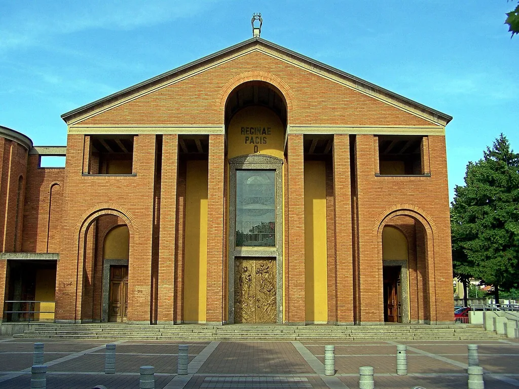 La facciata della chiesa parrocchiale di Milanino dedicata alla Regina Pacis.