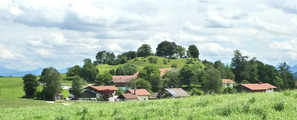 Schlossberg von Tettelham bei Otting, Gemeinde Waging. Reste der Burg, spätmittelalterlich; nordwestlich von Tettelham oberhalb des Hofbauer-Anwesens. - Im südlichen Bereich der Burgruine Kriegergedächtniskapelle, achteckiger Zentralbau mit Vorbau, errichtet 1946/47.
