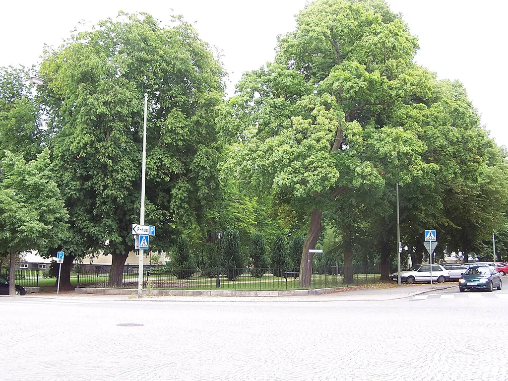 Kapellparken in Karlskrona. It was here in the corner Drottninggatan/Östra Köpmansgatan the first church of the city, (Hedvig Eleonora church) was build.