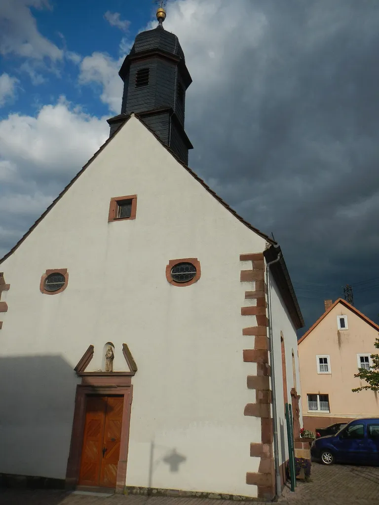 Alte Katholische Pfarrkirche St. Antonius v. Padua, Saalkirche mit fluchtendem Dreiseitchor, Satteldach mit achtseitigem verschiefertem Dachreiter und Zwiebelhaube, verputztes Mauerwerk mit Werksteinkanten und -rahmungen, bez. 1752; mit Ausstattung,Mechenharder Straße 25, AktenNr. D-6-76-121-29
