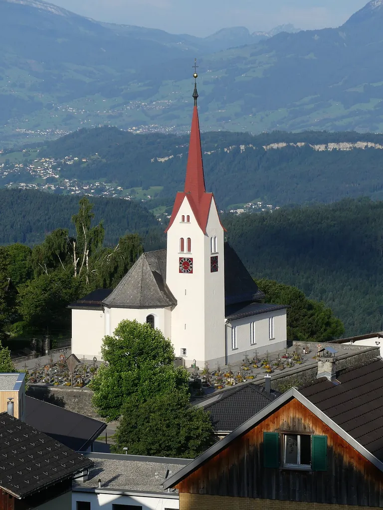 Blick von Osten auf die Pfarrkirche Übersaxen