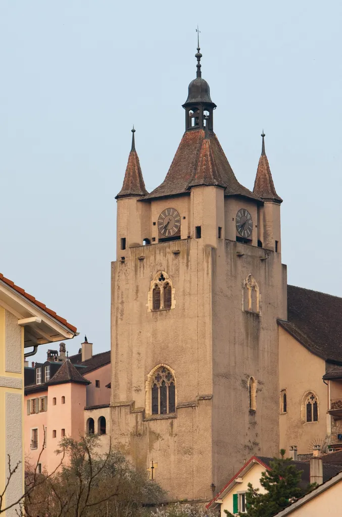 Turm der reformierten Kirche Notre-Dame in Orbe im Morgenlicht