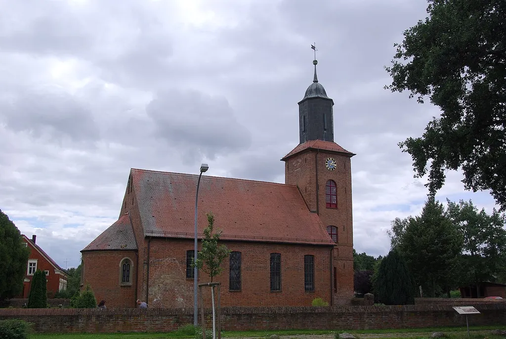 Rühstädt in Brandenburg. Die Dorfkirche steht unter Denkmalschutz. Die evangelische Kirche stammt im Ursprung aus dem 13. Jahrhundert. Im Jahre 1752 wurde die Kirche umgebaut und der Westturm errichtet. Im Inneren ein spätgotischer Altar aus dem Anfang des 15. Jahrhunderts.