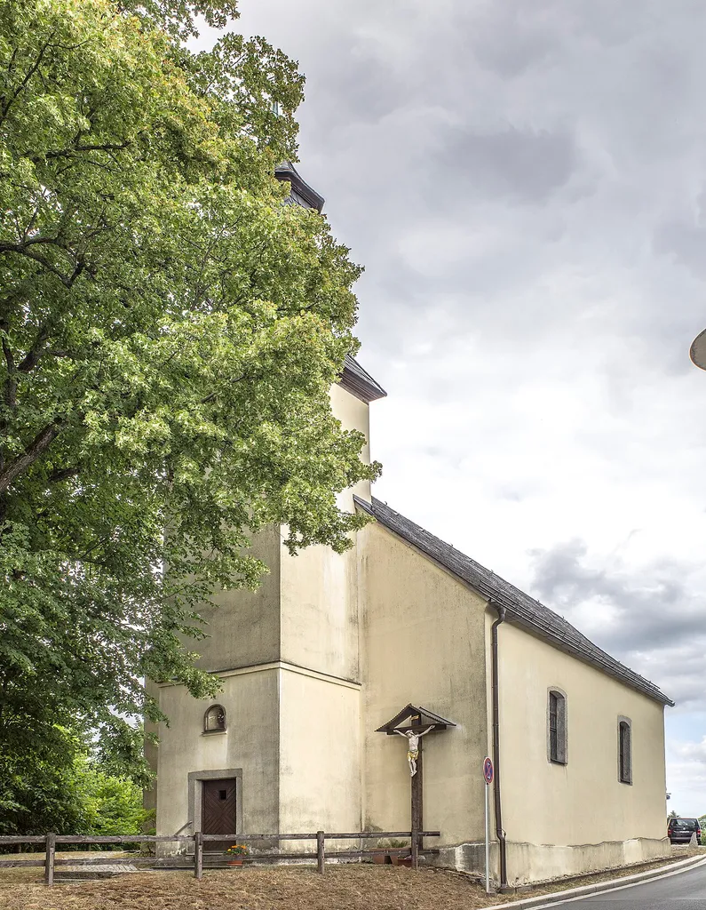 Alte katholische Kirche SS. Trinitas (Heiligste Dreifaltigkeit), Saalbau mit eingezogenem, dreiseitig geschlossenem Chor und Sakristeianbau, Fassadenturm mit ausgezogenem Spitzhelm, Schieferdeckung, 1751 von Johann Andreas Schindler