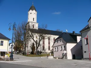 Kirche mit Kirchhof und Stützmauer Kirchplatz 3
