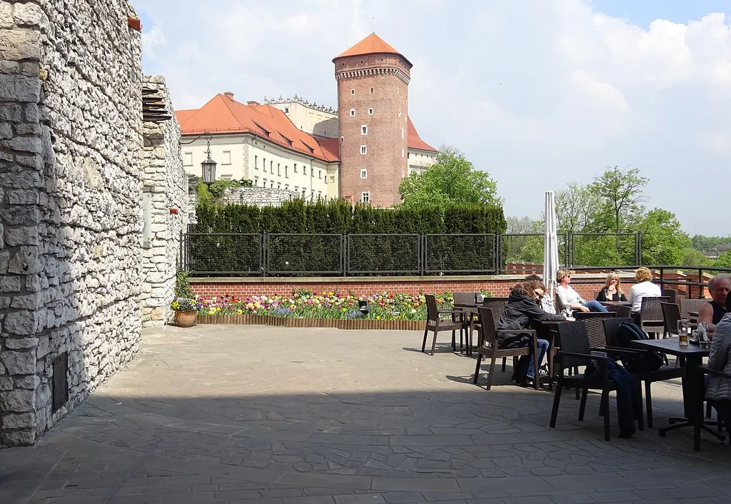 Dawna lokalizacja "Kościoła przy Baszcie Sandomierskiej", zniszczonego prawdopodobnie w XIII wieku, przy budowie nowych wałów obronnych. Zarys ścian kościoła został uwieczniony w bruku na tarasie restauracji na Wawelu. Kraków. 2016.