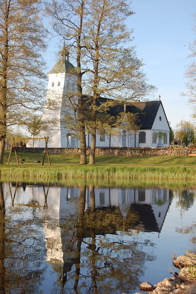 Tävelsås kyrka som sedd från badbryggan bakom skolan.
