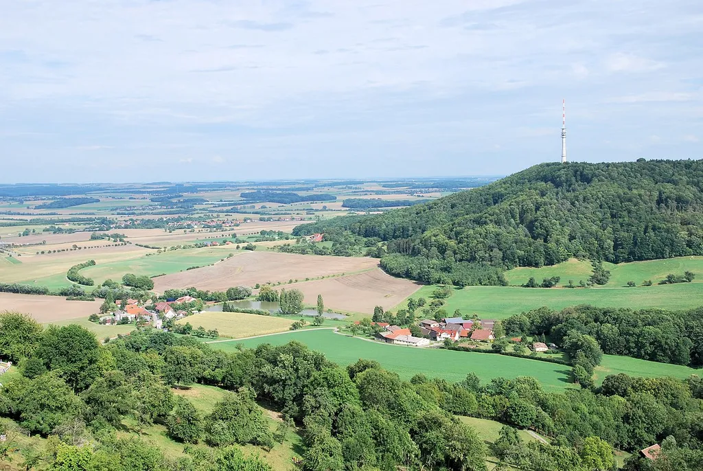 Blick vom Waldenburger Lachnersturm (Hochwächterturm) in Richtung Osten auf die Hohenloher Ebene und den Sendeturm Waldenburg-Friedrichsberg. In der Mulde davor fließt der Epbach in seinem obersten Tal an der Ober- und Untermühle des Städtchens vorbei.