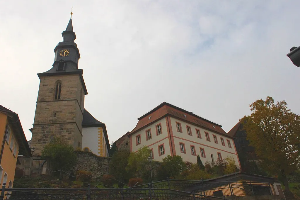 Kirche St. Maria Magdalena von 1776 im Kulmbacher Ortsteil und das emalige Schloss der Freiherren von Guttenberg aus dem Jahr 1740, es steht neben der Kirche, Haus Nr. 34