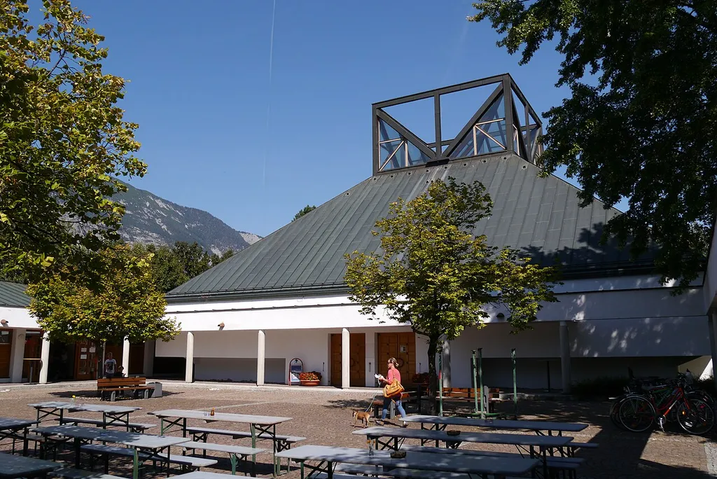 Kath. Pfarrkirche hl. Barbara und Pfarrzentrum, Schwaz, Blick von Südwest